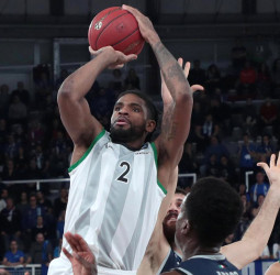 La Penya no puede culminar la remontada contra el Germani Brescia Leonessa, pero salvan el average (87-83)