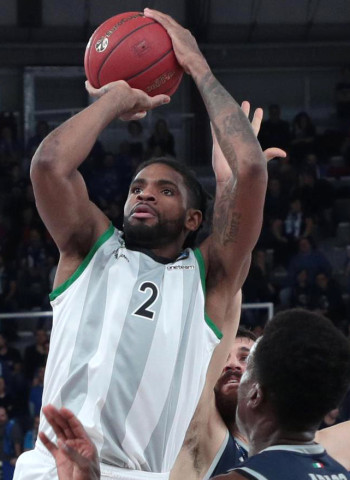 La Penya no puede culminar la remontada contra el Germani Brescia Leonessa, pero salvan el average (87-83)