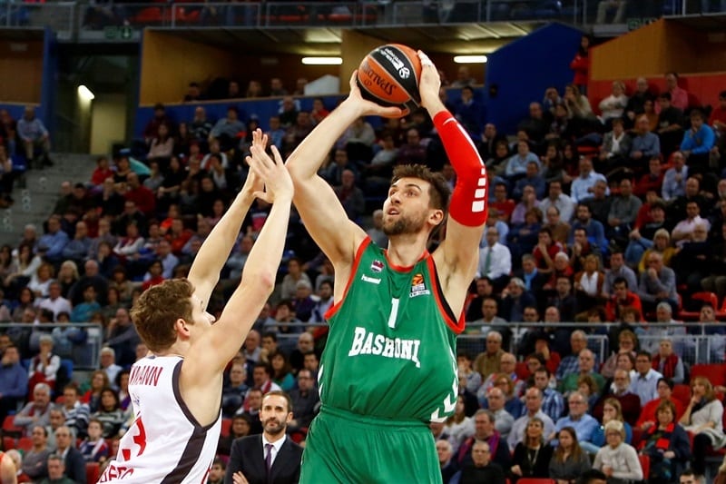 El Látigo: Bargnani, solo el Papa Francisco sabe que le pasa, por eso le sigue en Twitter
