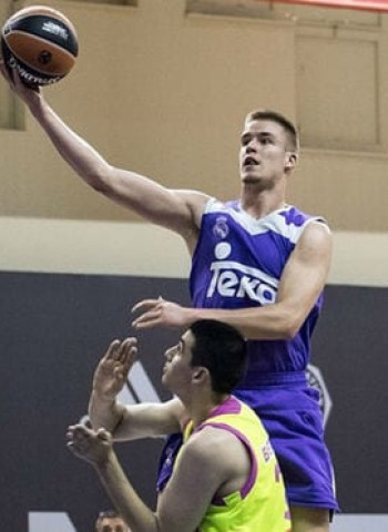 El Real Madrid amplia el contrato a Dino Radoncic