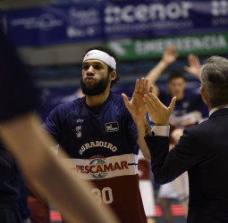 Pescamar donará 65 kilos de conservas gracias a la actuación de Kassius Robertson ante el Casademont Zaragoza