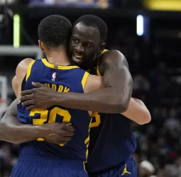 Curry se luce ante Indianapolis