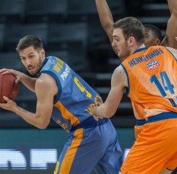 Remontada para seguir sumando en la pista del ratiopharm Ulm (70-76)