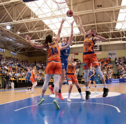 Perfumerías Avenida impone su ley y se asegura un doble match-ball (55-44)