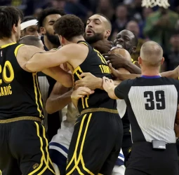 Tras una dura batalla los Wolves vencen a los Warriors