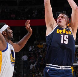 Los Warriors se doblegan ante el poder de Jokic