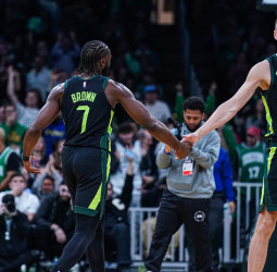 Los Celtics ganan a los Clippers en la vuelta de Porzingis, 94-126