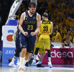Llull conquista la Hamburguesa con dos triples (71-76)