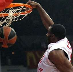 Unicaja otea el mercado en busca de un interior, suenan Lawal y Eric