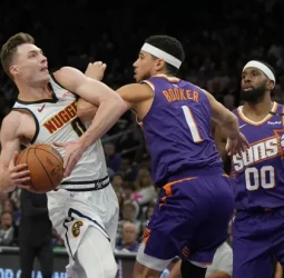 Nuggets mantiene su racha a costa de los Suns, 122-105
