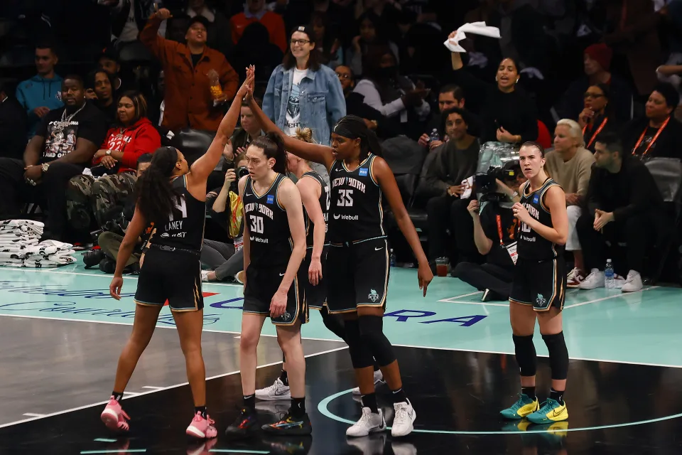 Jonquel Jones lidera a las Liberty para forzar el cuarto partido, 73-87