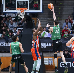 Cruel derrota del Leyma Coruña, tras prórroga, en Badalona, 107-104