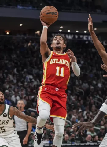 El juego coral de los Hawks supera a los Bucks, 127-110