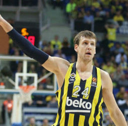 Jan Vesely y Nando De Colo no se moverán del Fenerbahce