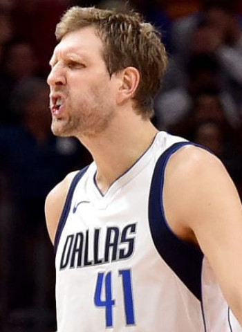 Nowitzki lidera y los Lakers suman una más