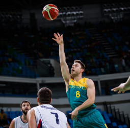 Australia muestra sus credenciales ante Serbia (95-80)
