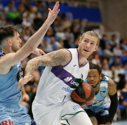 El Unicaja ejerce presión por el liderato tras su victoria en Lugo, 65-76