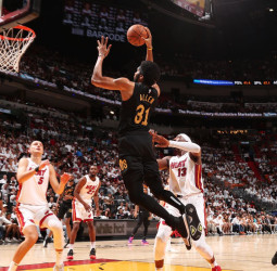 Miami nada puede hacer ante estos Cavaliers, 124-87 [3-0]