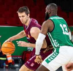 El Silbö San Pablo acaricia el ascenso mientras el Monbus Obradoiro ilusiona