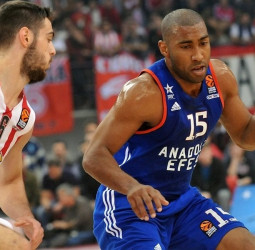 [1-1] El Anadolu Efes viaja a Estambul con la serie empatada (71-73)
