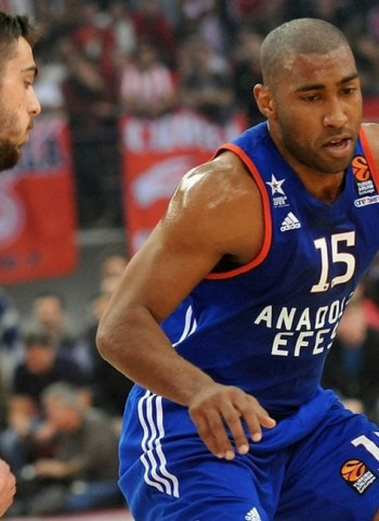 [1-1] El Anadolu Efes viaja a Estambul con la serie empatada (71-73)