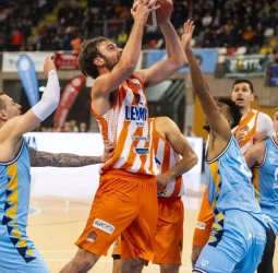 El Leyma Coruña suma y sigue tras su gran victoria ante el Estudiantes, 114-88