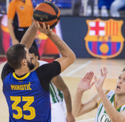 El Barcelona no baja en su contundencia ante el Real Betis (82-53)