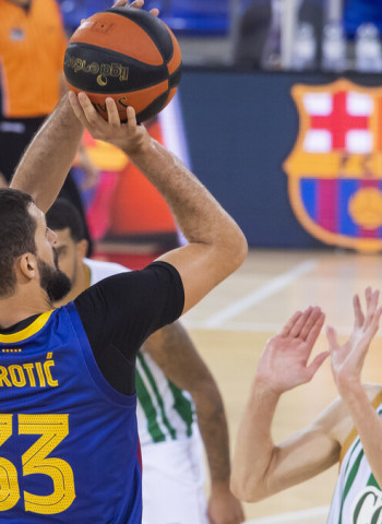 El Barcelona no baja en su contundencia ante el Real Betis (82-53)
