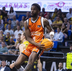 Montero amarga la jornada de celebraciones en Tenerife, 99-102