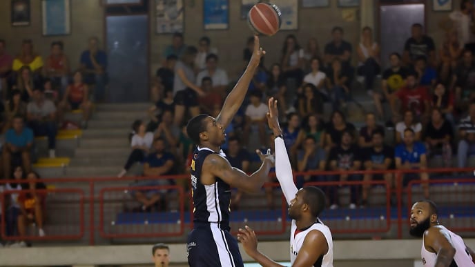 El UCAM Murcia termina jugando solo (69-44)