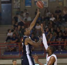 El UCAM Murcia termina jugando solo (69-44)