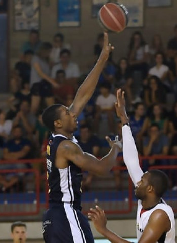 El UCAM Murcia termina jugando solo (69-44)