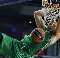 El Madrid no pudo culminar la remontada ante el Darussafaka (80-84)