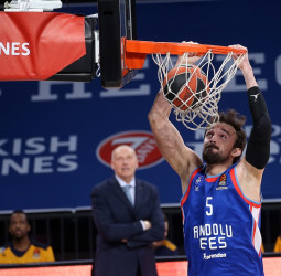 El Anadolu Efes aplasta al Khimki (99-60)