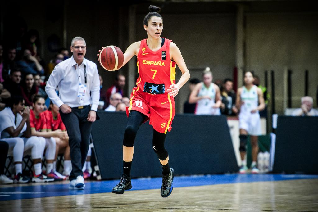España inaugura la era Méndez con una trabajada victoria en Hungría (62-66)
