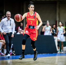 España inaugura la era Méndez con una trabajada victoria en Hungría (62-66)
