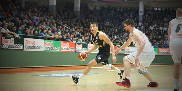 La derrota del Anadolu le da medio liderato final de la TBL al Fenerbahce