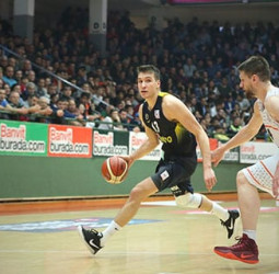 La derrota del Anadolu le da medio liderato final de la TBL al Fenerbahce
