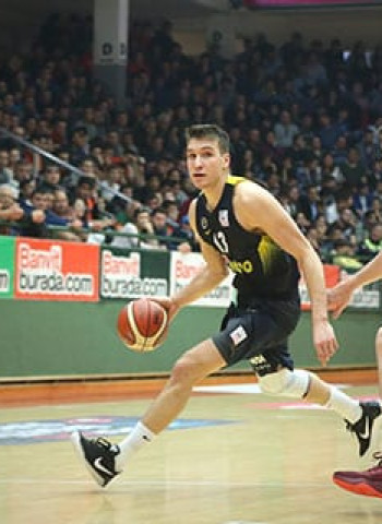 La derrota del Anadolu le da medio liderato final de la TBL al Fenerbahce