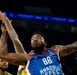 Anadolu Efes sobrevive a un gran encuentro del ALBA Berlín, 85-84