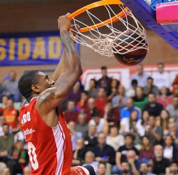 El UCAM Murcia sorprende al líder (71-70)