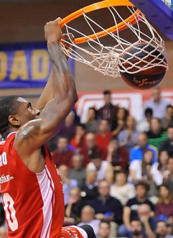 El UCAM Murcia sorprende al líder (71-70)