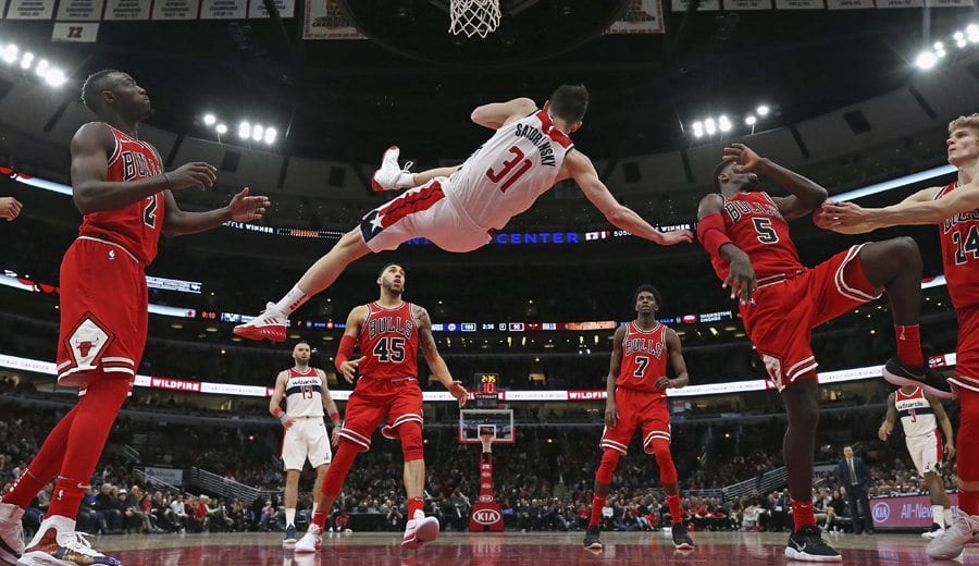 Satoransky impresionante, Warriors más líderes tras superar a Spurs