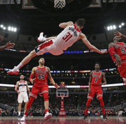 Satoransky impresionante, Warriors más líderes tras superar a Spurs