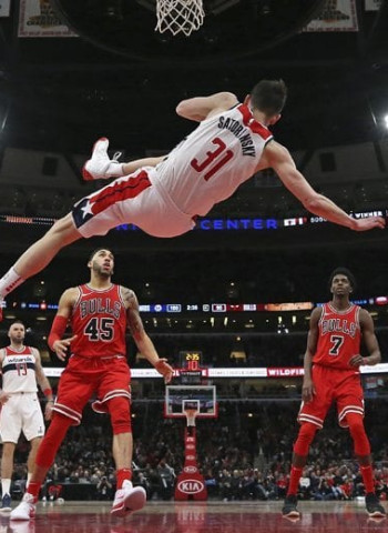 Satoransky impresionante, Warriors más líderes tras superar a Spurs