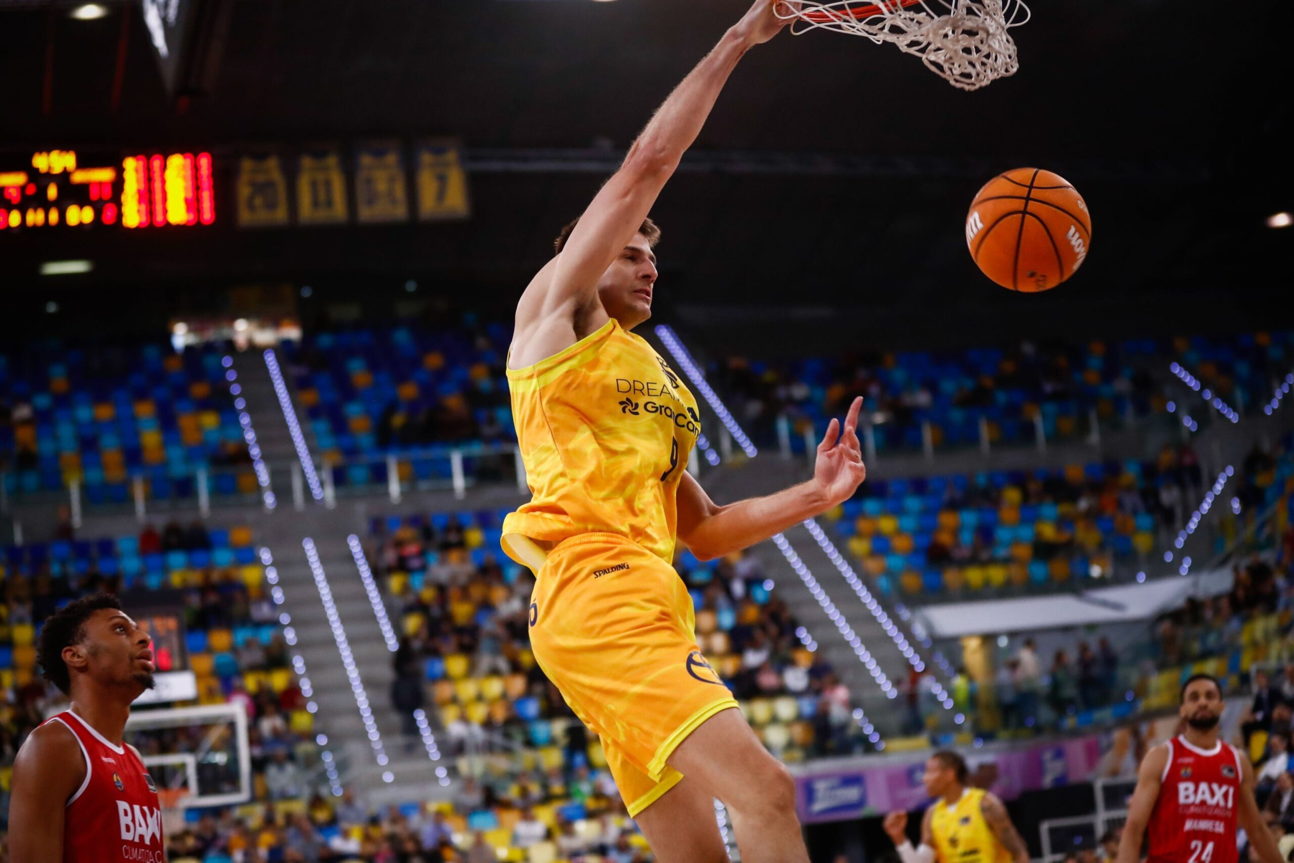 Homesley pone en pie el Gran Canaria Arena (94-89)
