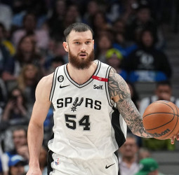 Sandro Mamukelashvili continuará en los San Antonio Spurs