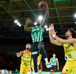 Carrington le gana el duelo de pistoleros a Hannah (102-98)