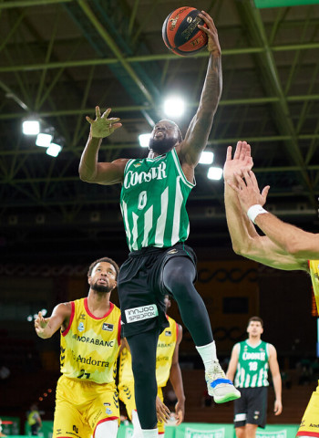 Carrington le gana el duelo de pistoleros a Hannah (102-98)
