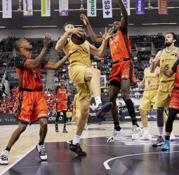 El Barcelona se impone en Granada (55-70)